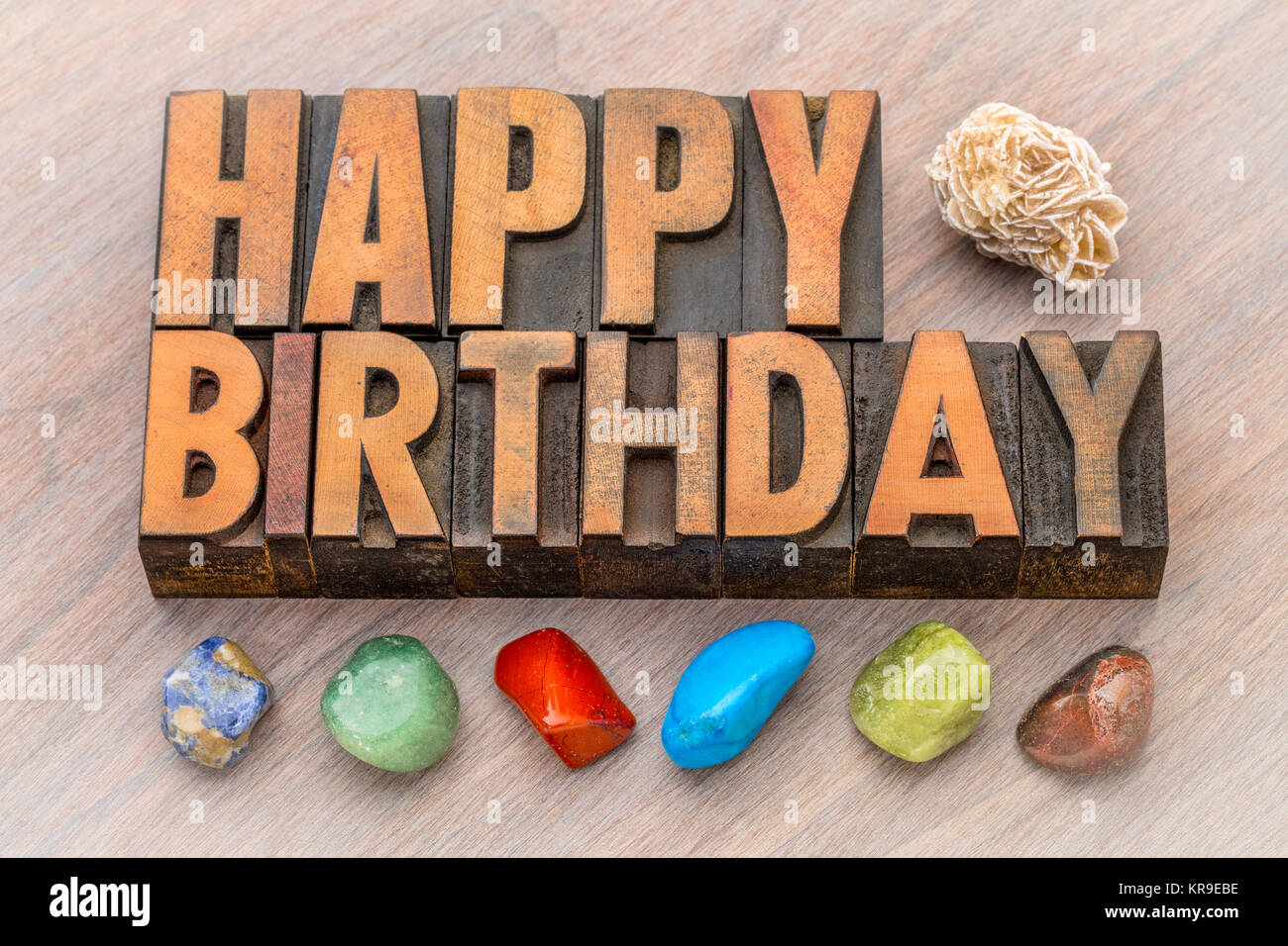 Joyeux Anniversaire Carte De Souhaits Dans La Typographie Vintage Type Bois Contre Bois A Grain Fin Avec Des Pierres Polies Et Rosette De Gypse Photo Stock Alamy