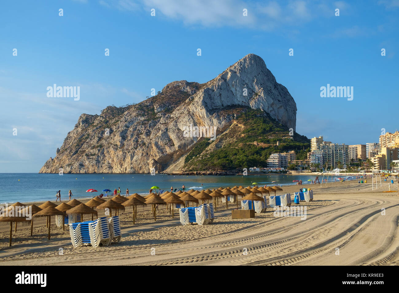 Calpe, Espagne - 26 juillet 2017 : le Rocher de Calpe, Ifach, vu d'une plage, du côté nord de Calpe, Costa Blanca, Espagne. Banque D'Images