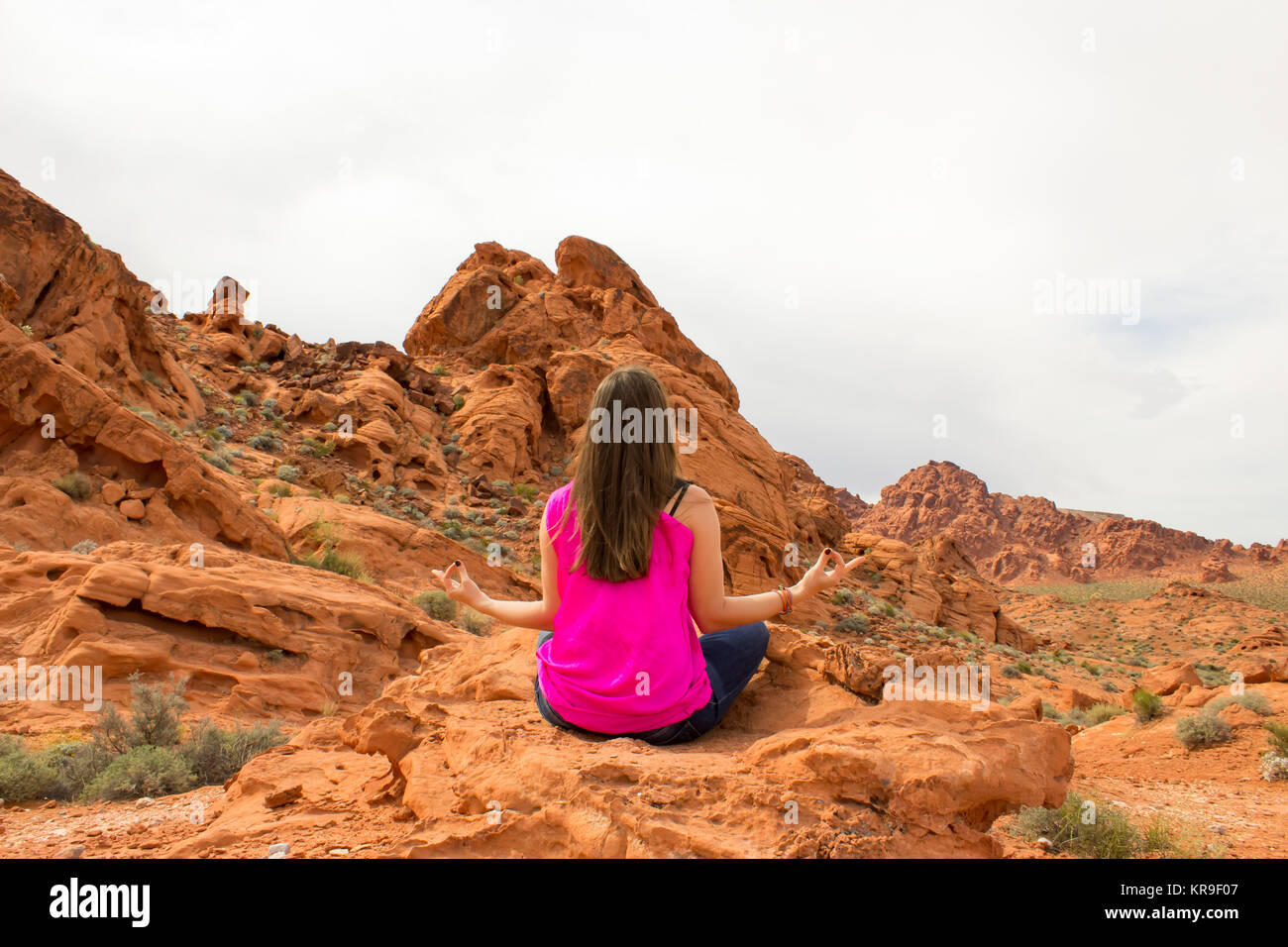 Young woman meditating outdoors Banque D'Images