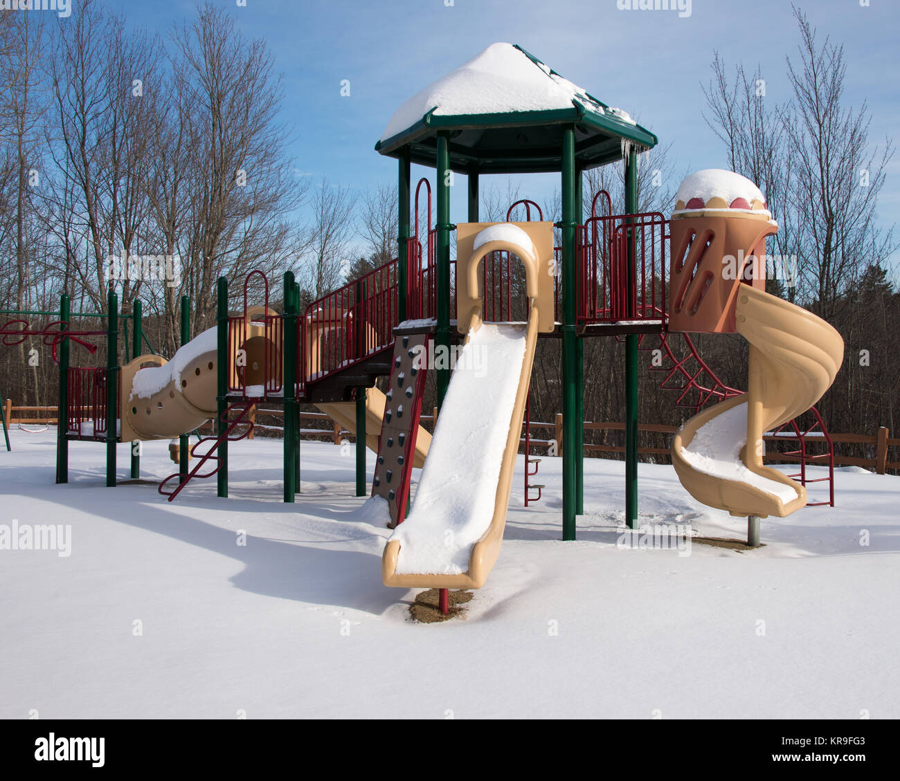Équipement de jeu vide couvert de neige en spéculateur, NY USA Banque D'Images