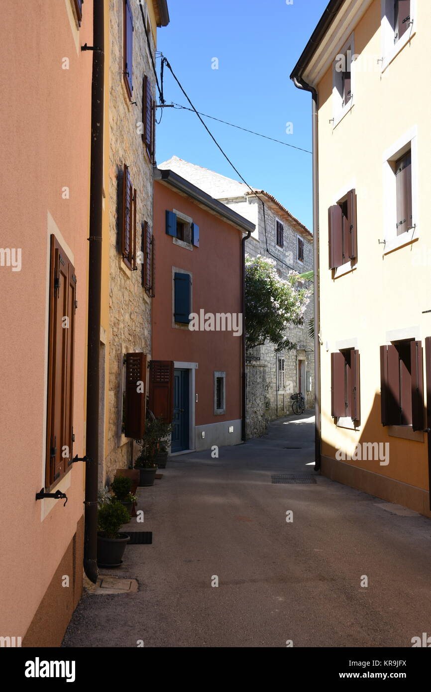 novigrad,ville,allée,écran,parapluies,tortueux,étroit,historique Banque D'Images