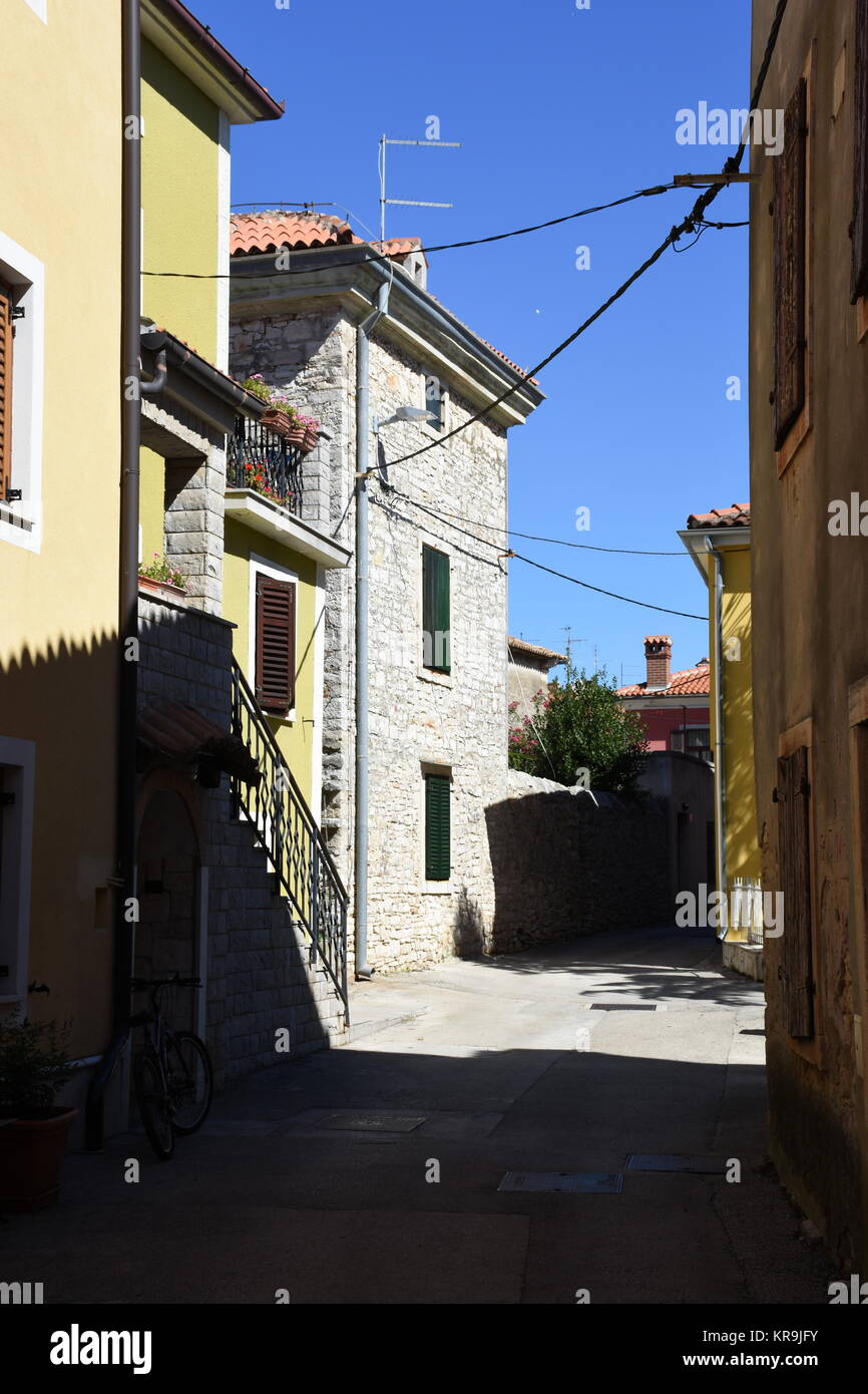 novigrad,ville,allée,écran,parapluies,tortueux,étroit,historique Banque D'Images