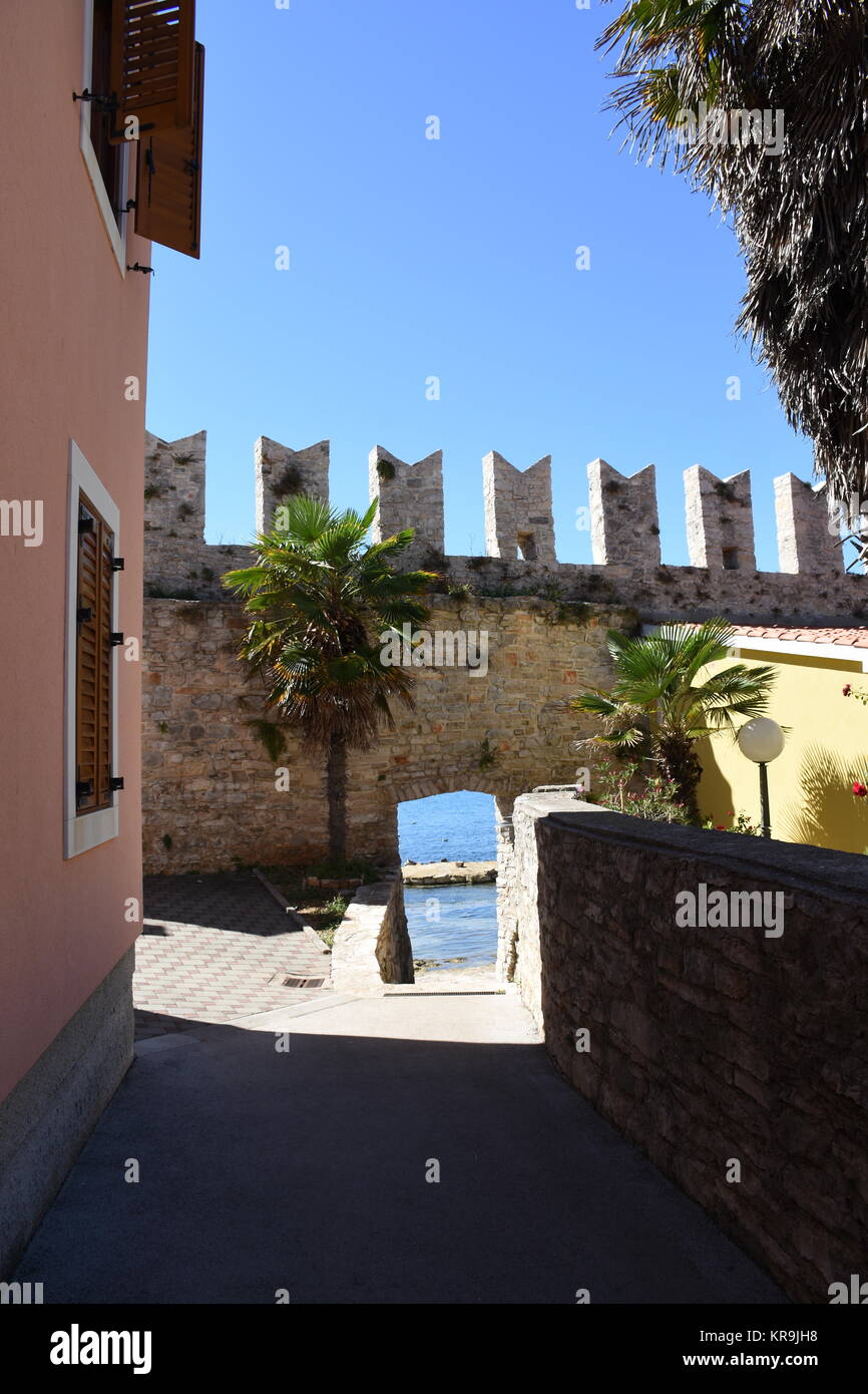 novigrad,ville,mur de ville,remparts,fortification,porte de ville,passage,mur Banque D'Images