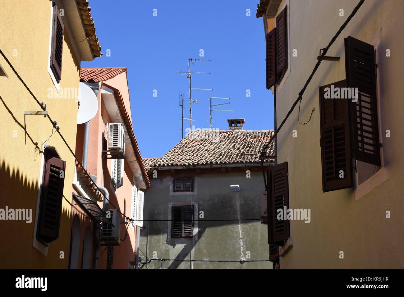 novigrad,ville,allée,écran,parapluies,tortueux,étroit,historique Banque D'Images