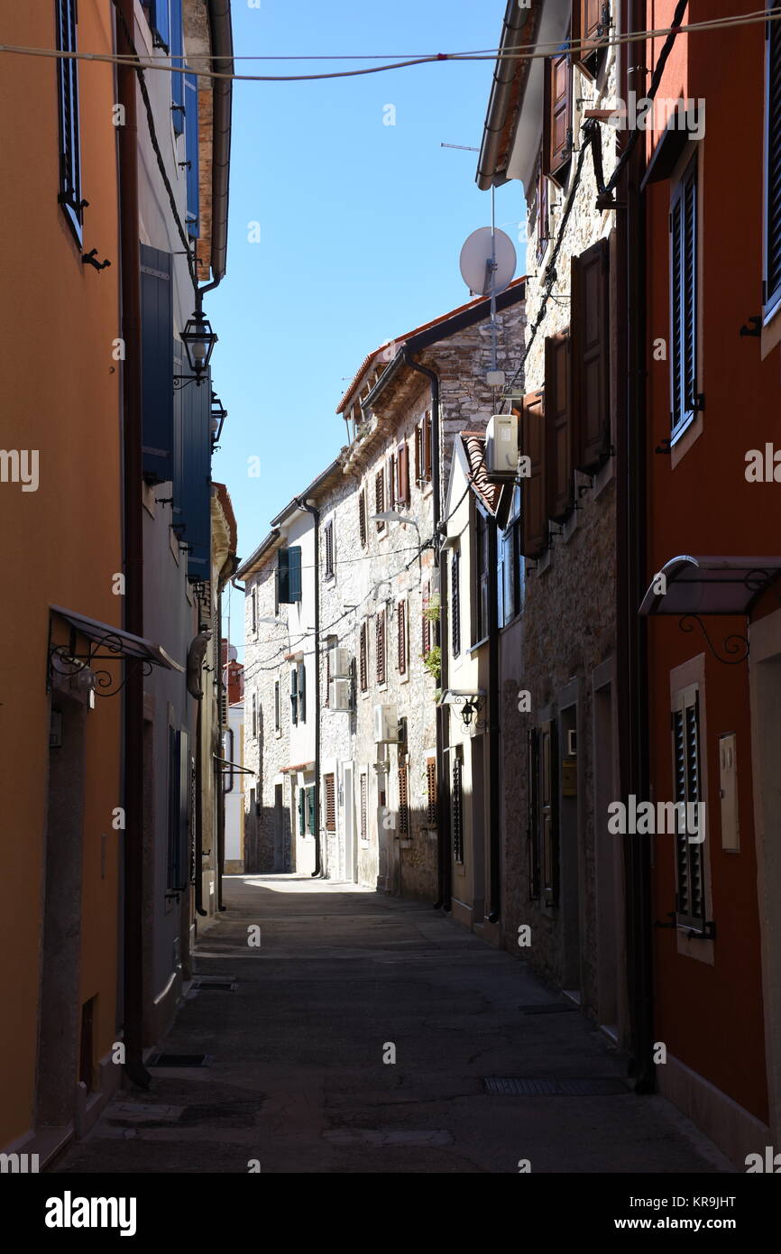 novigrad,ville,allée,écran,parapluies,tortueux,étroit,historique Banque D'Images