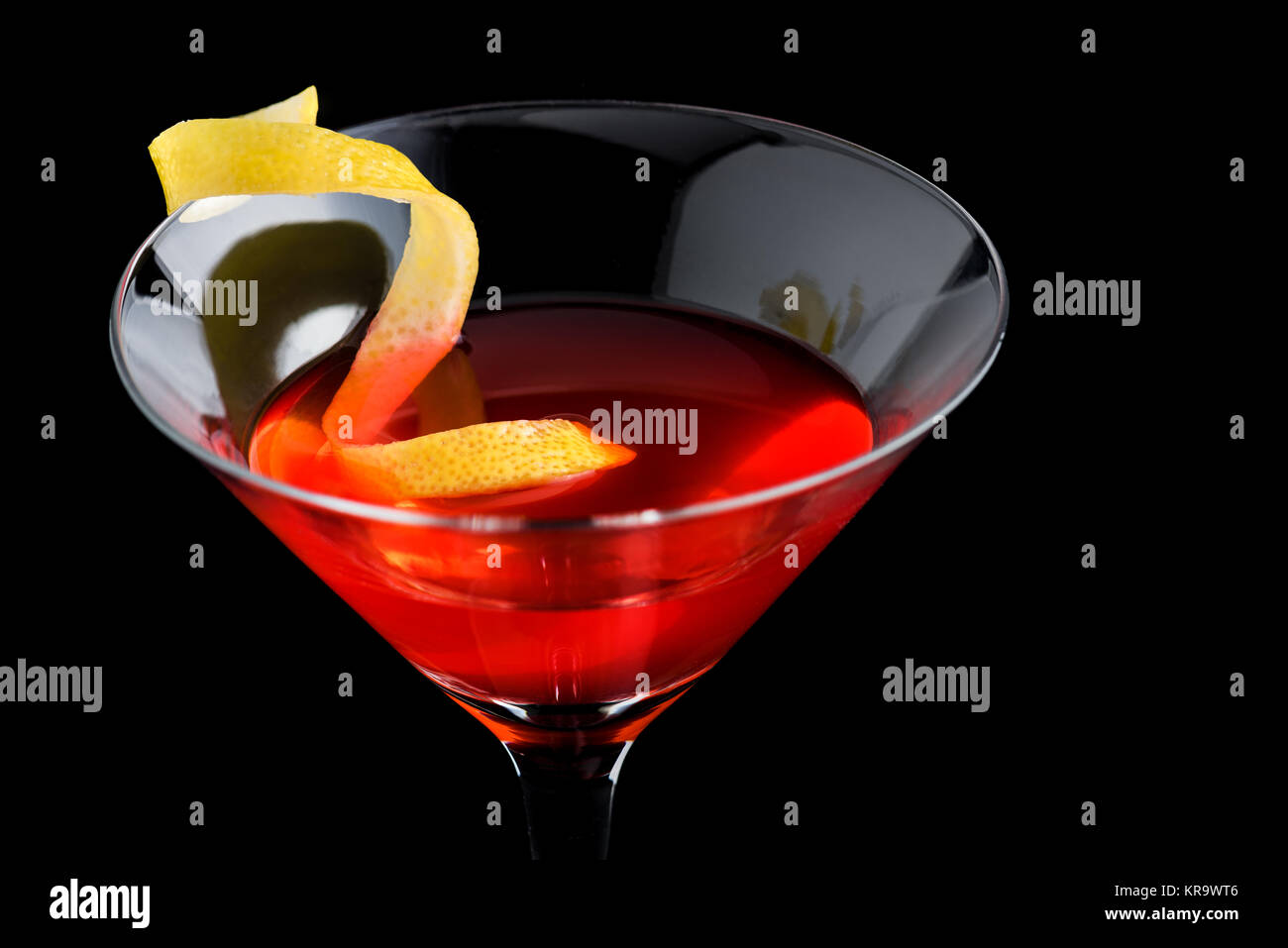 Cosmo cosmopolite des cocktails sur fond noir Banque D'Images