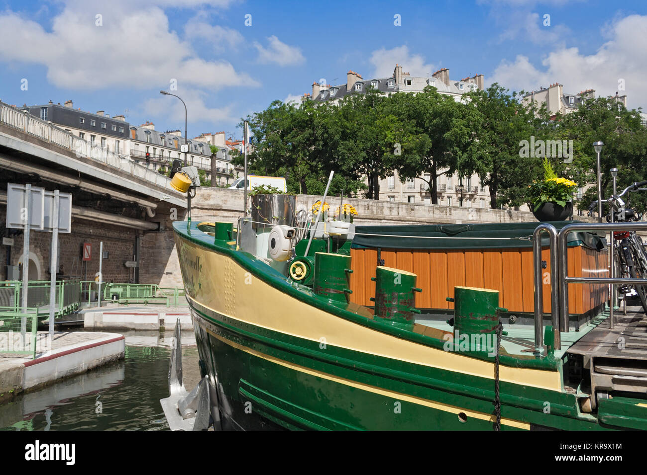 Bateau dans le bassin de l'Arsenal à l'ouest de la Place de la Bastille Banque D'Images