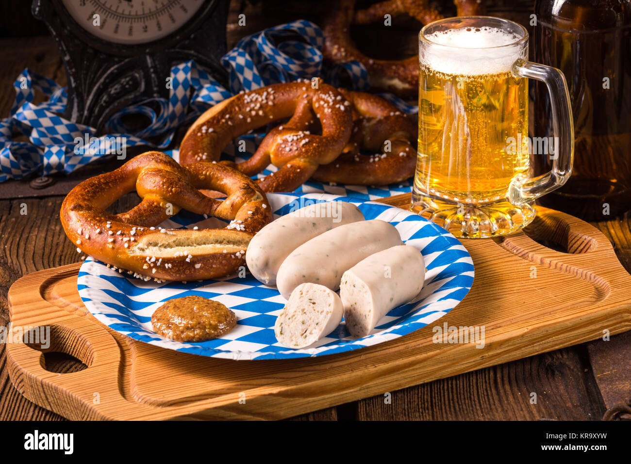 Saucisses bavaroises avec bretzel,moutarde douce et de la bière Banque D'Images