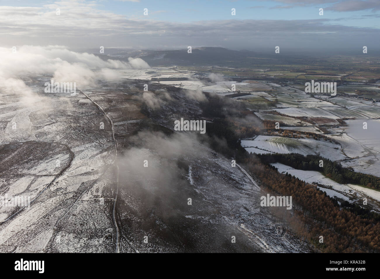 Une photographie aérienne de la North York Moors saupoudrés de neige et des bancs de brouillard Banque D'Images