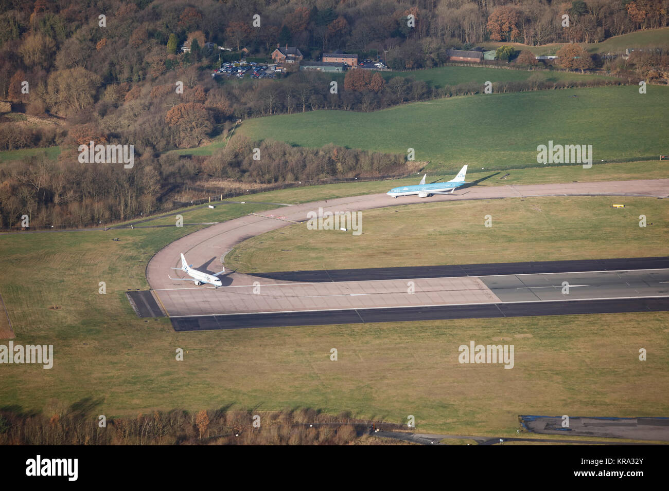 Une vue aérienne de deux avions en attente d'écarter l'aéroport de Manchester Banque D'Images