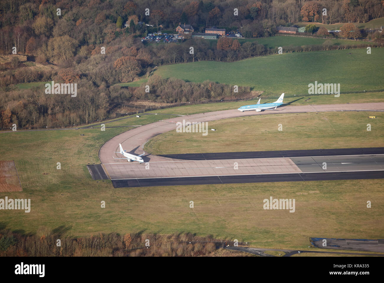 Une vue aérienne de deux avions en attente d'écarter l'aéroport de Manchester Banque D'Images