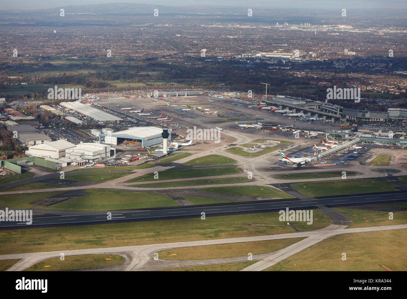 Vue aérienne des hangars, la tour de contrôle, des tabliers et des terminaux de l'aéroport de Manchester. Banque D'Images