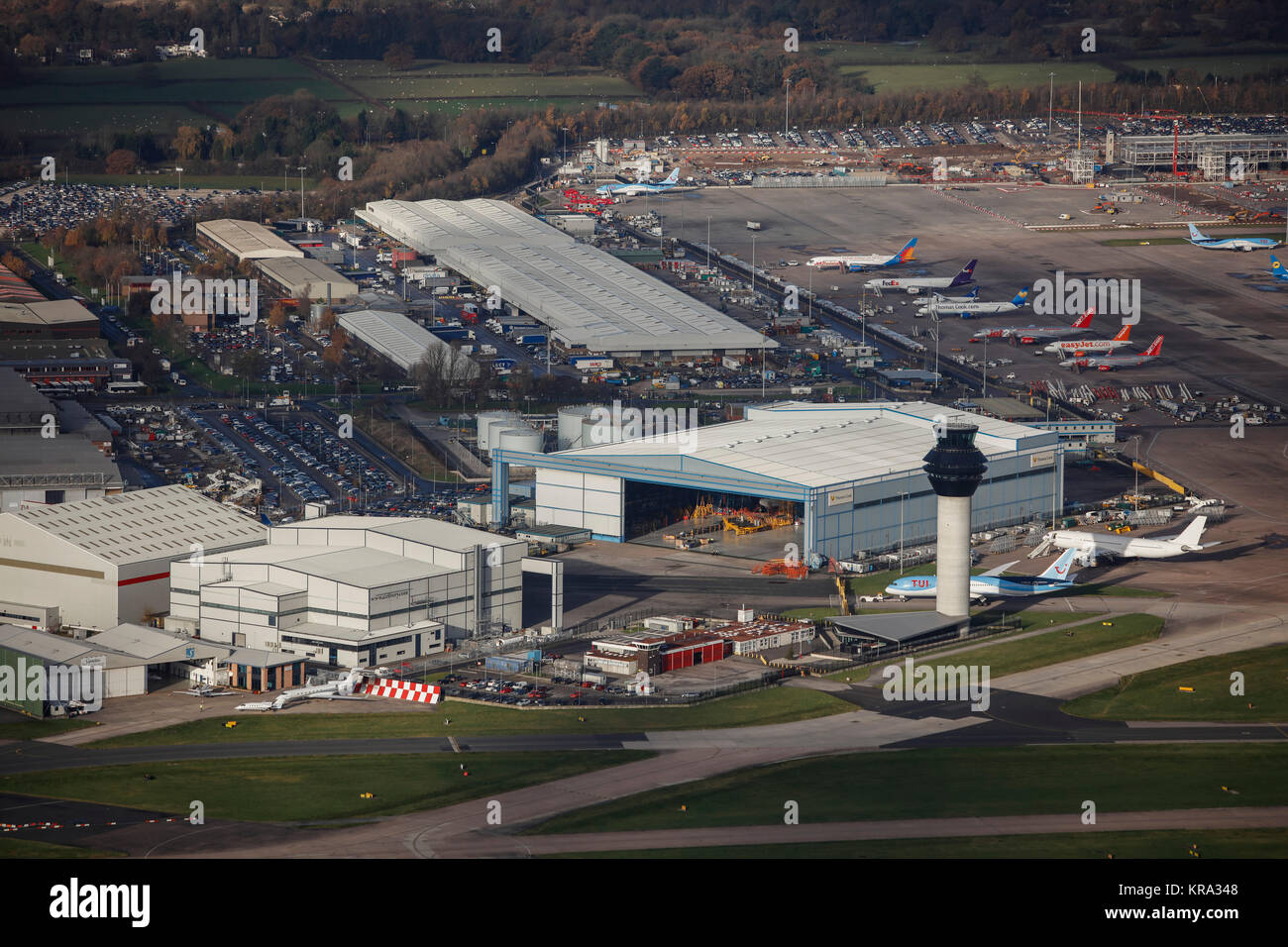 Vue aérienne des hangars, la tour de contrôle, des tabliers et des terminaux de l'aéroport de Manchester. Banque D'Images