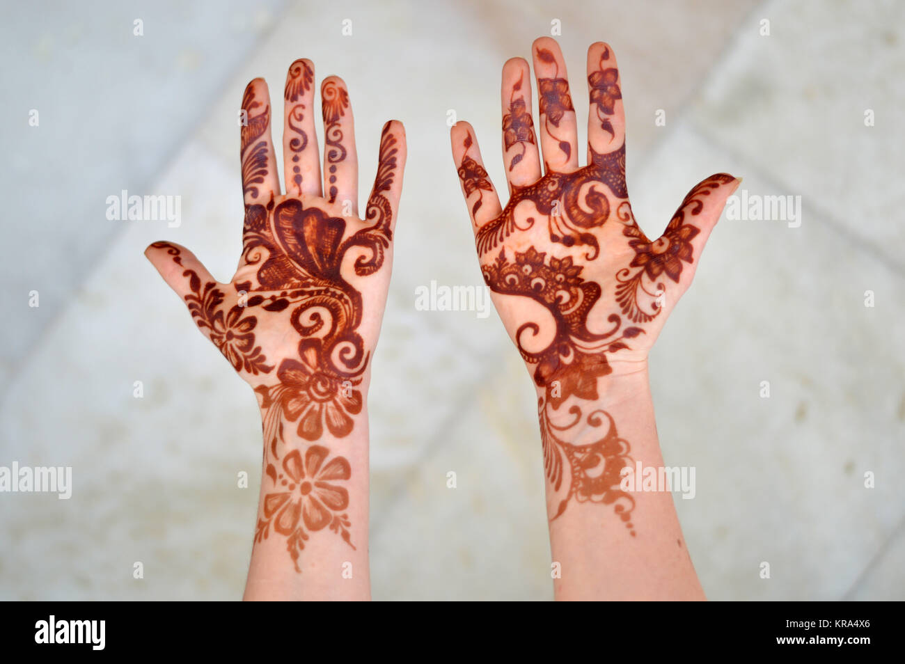 Henna-de mains de femme à la peau blanche. Au cours de cérémonie mehndi Banque D'Images