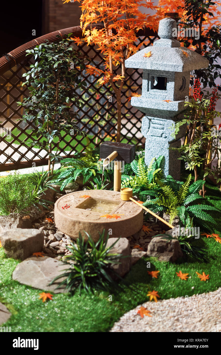 La lanterne de pierre japonais dans le jardin avec cho-zu fontaine et  l'érable. Fontaine traditionnelle asiatique dans le parc Photo Stock - Alamy