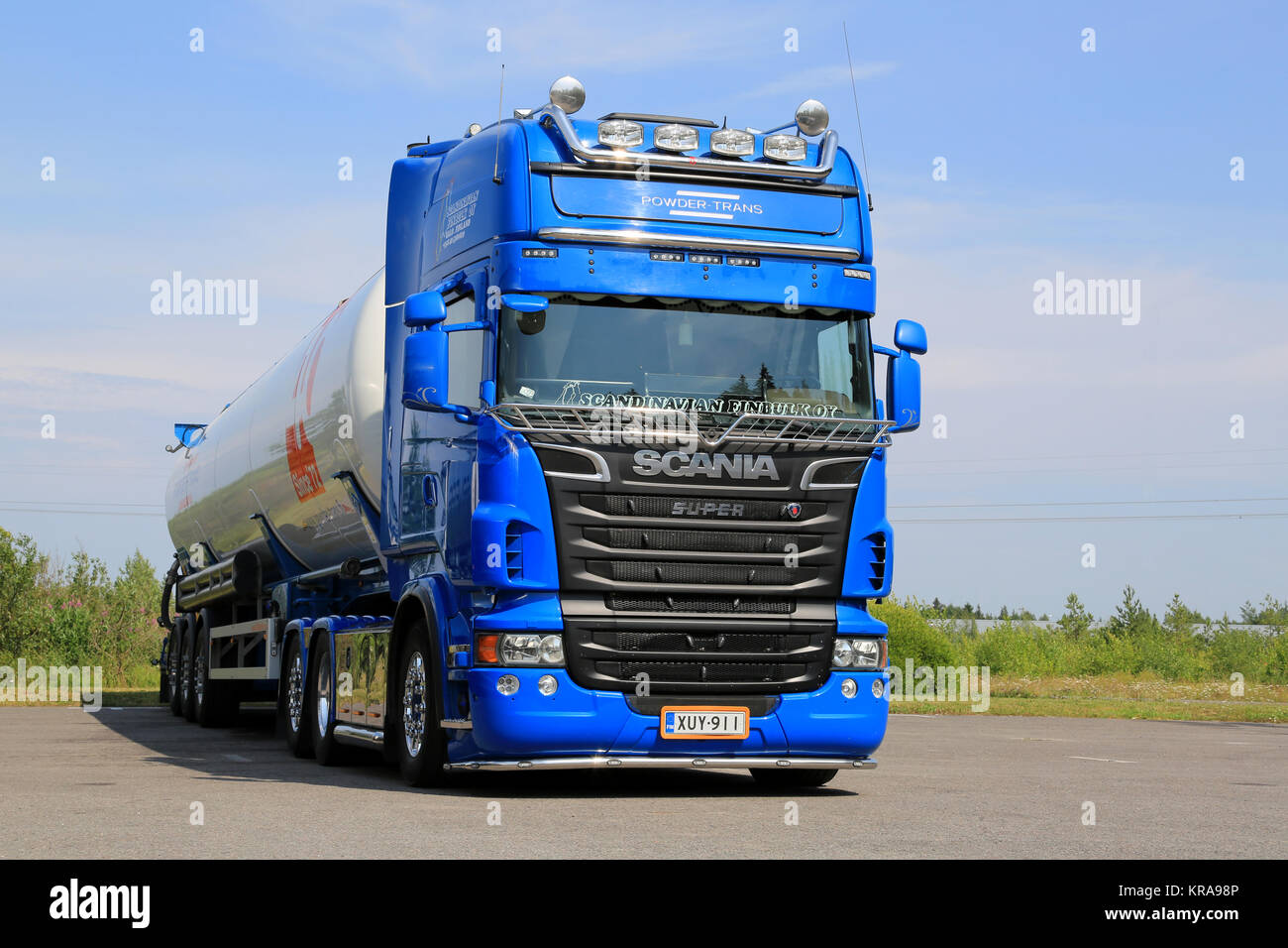 TURKU, FINLANDE - le 13 juillet 2014 : Blue Scania V8 camion-citerne pour le transport de vrac sec sur un chantier. Un nombre croissant d'entreprises chimiques utiliser la sécurité du CEFIC Banque D'Images