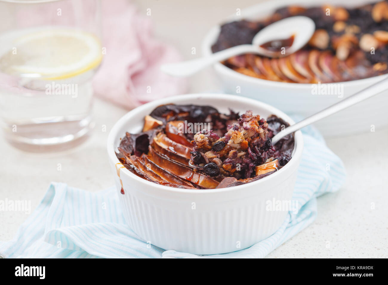 Crumble d'avoine cuits vegan avec Apple, de bleuet, de noix du Brésil et la date d'érable. Concept alimentaire végétarien sain. Banque D'Images