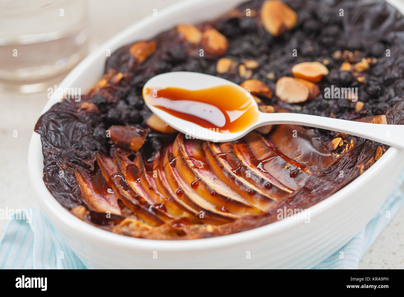 Crumble d'avoine cuits vegan avec Apple, de bleuet, de noix du Brésil et la date d'érable. Concept alimentaire végétarien sain. Banque D'Images