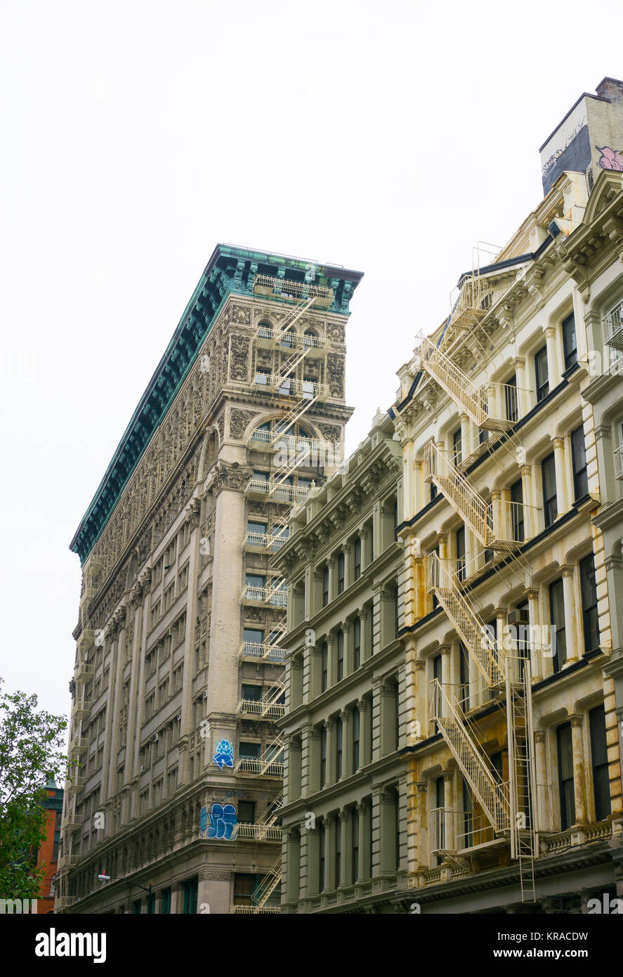 New York, États-Unis d'Amérique - 02 mai 2016 : Le vieux bâtiments résidentiels avec escalier de secours incendie à Soho Banque D'Images