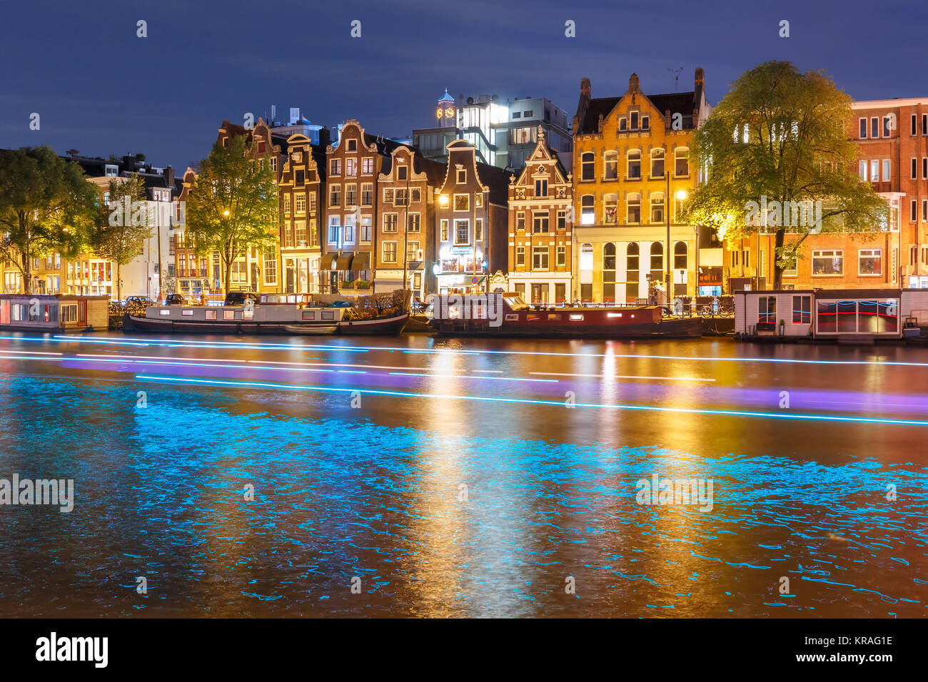 Nuit vue sur la ville d'Amsterdam canal avec des maisons néerlandaises Banque D'Images