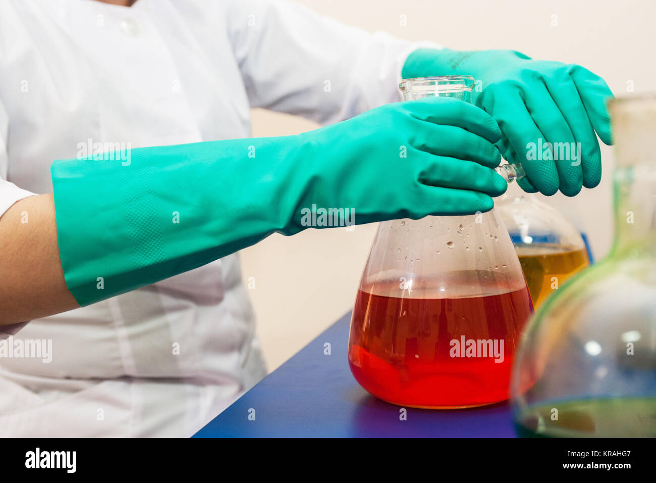 Des expériences dans un laboratoire de chimie Banque D'Images