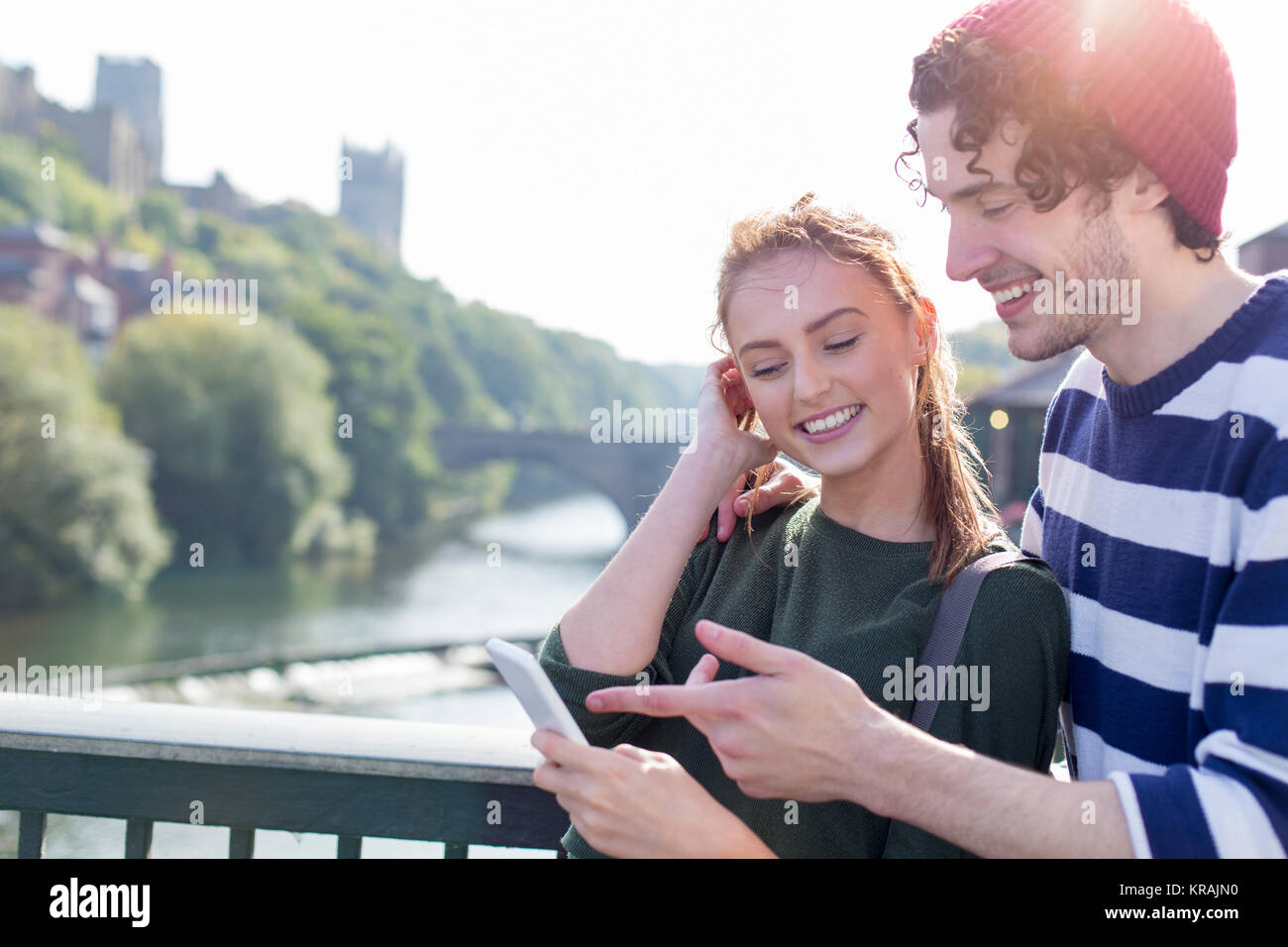 Couple l'utilisation de la technologie à l'extérieur Banque D'Images