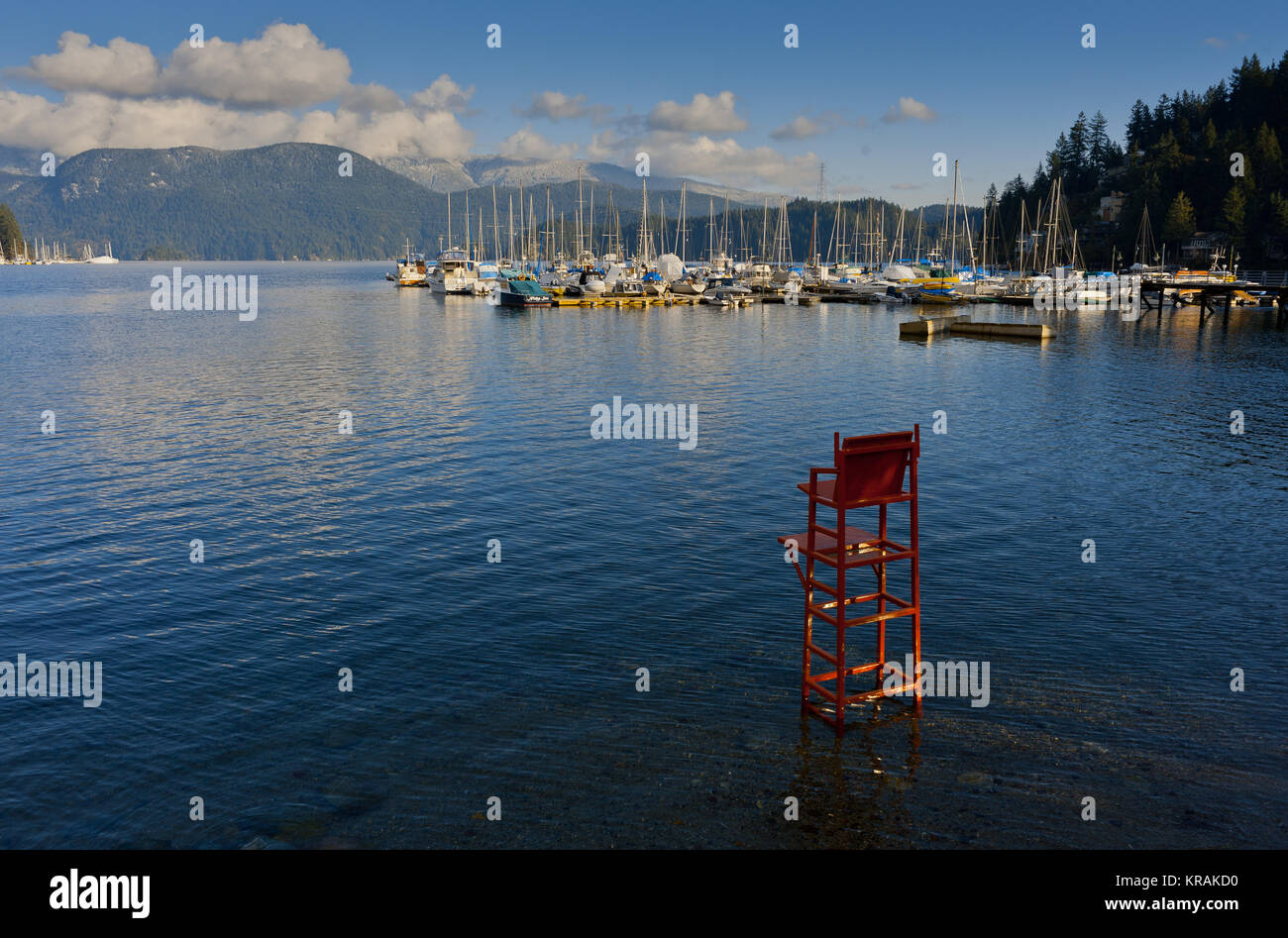 Une chaise de sauveteur rouge se trouve dans l'eau à Deep Cove, North Vancouver, Canada. Banque D'Images