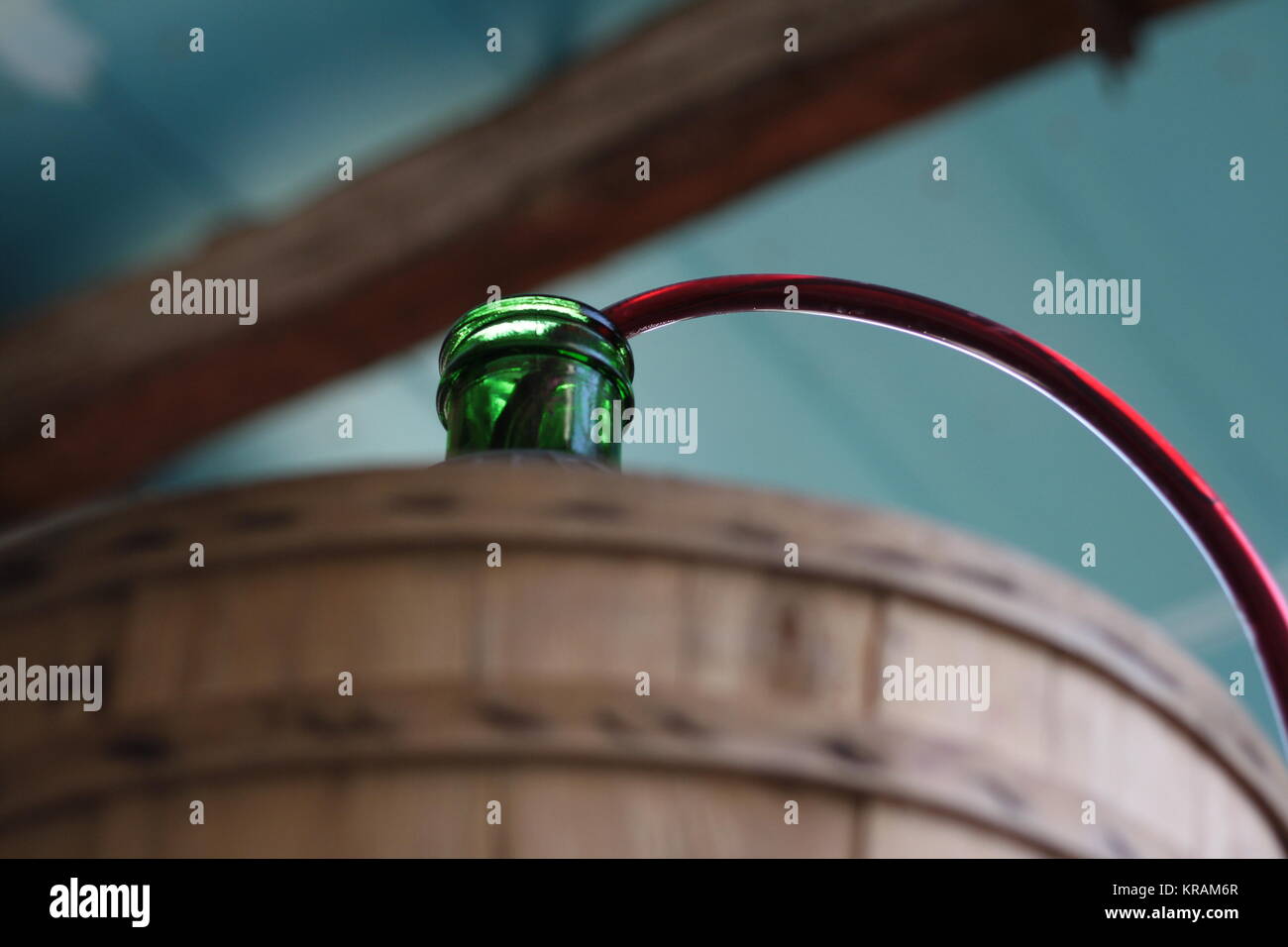 Vin de transvasement dans un demijohn, vase. Fond d'écran, l'arrière-plan. Avec l'exemplaire de l'espace. Banque D'Images