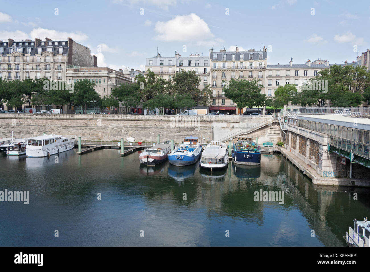Bateaux dans le bassin de l'Arsenal à l'ouest de la Place de la Bastille Banque D'Images