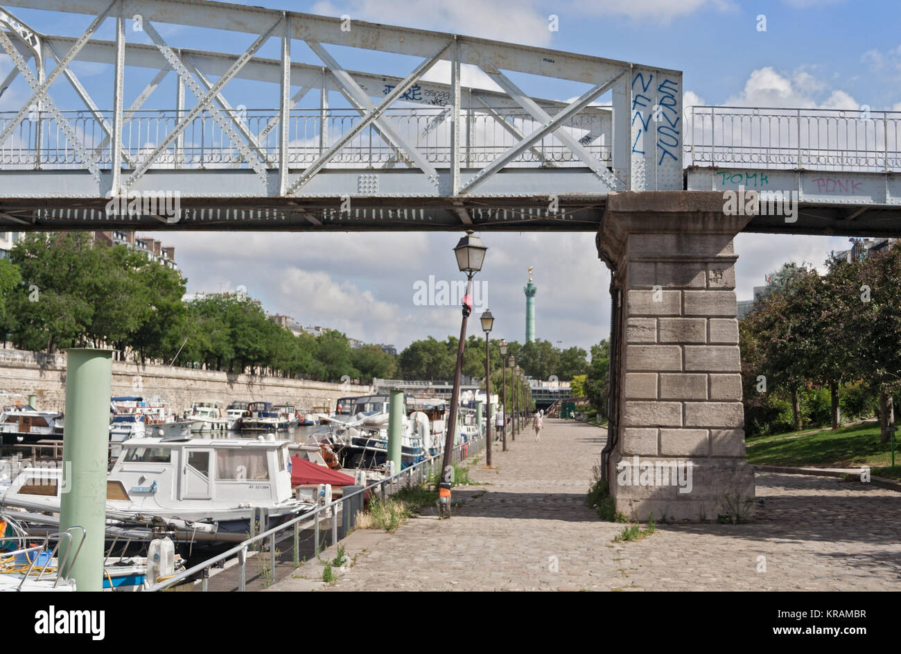 Bateaux dans le bassin de l'Arsenal à l'ouest de la Place de la Bastille Banque D'Images