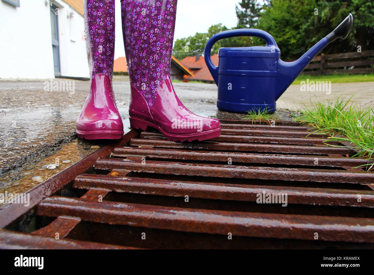 Bottes en caoutchouc coloré les jours de pluie Banque D'Images