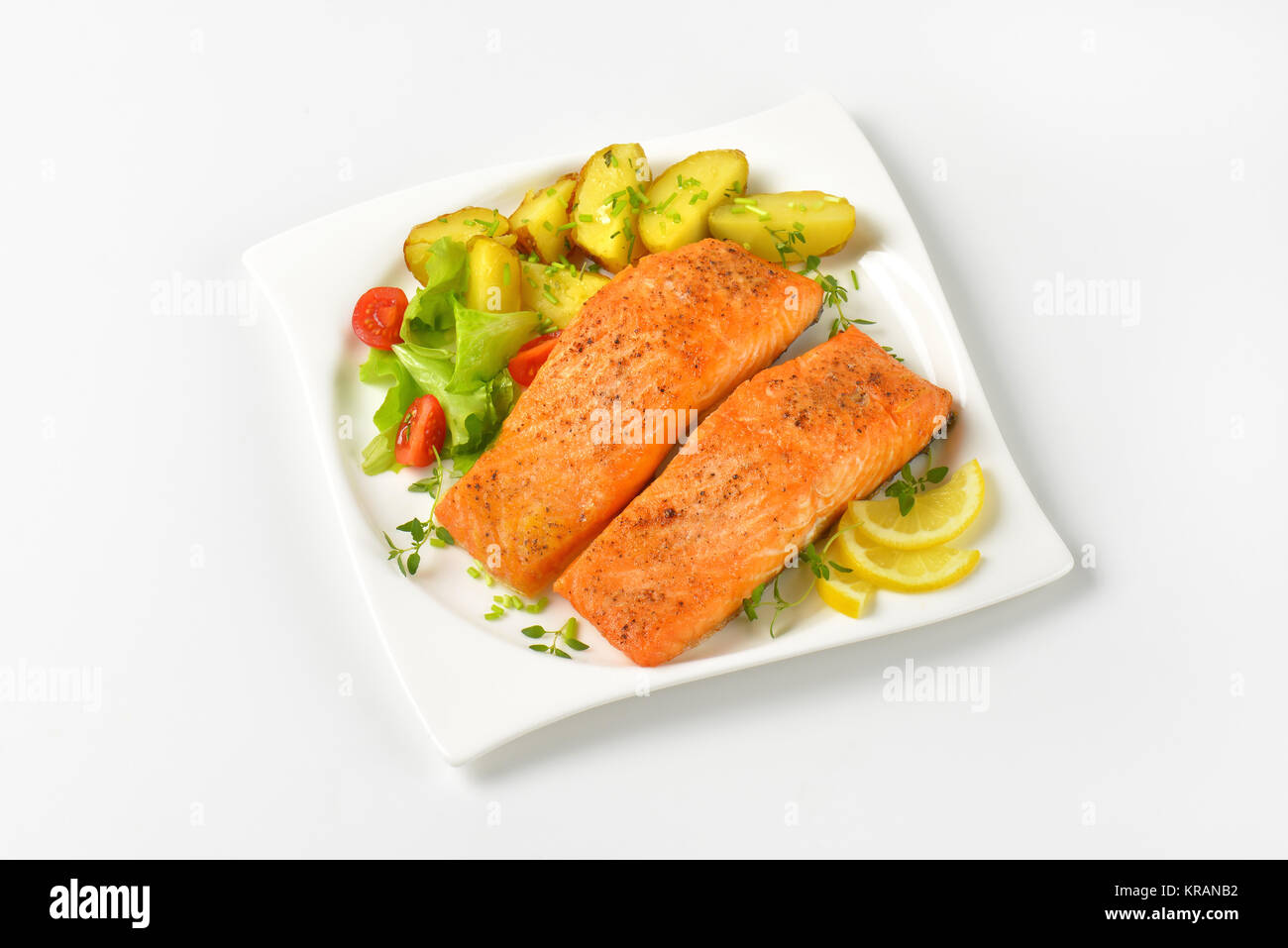 Plat de filets de saumon avec pommes de terre rôties Banque D'Images