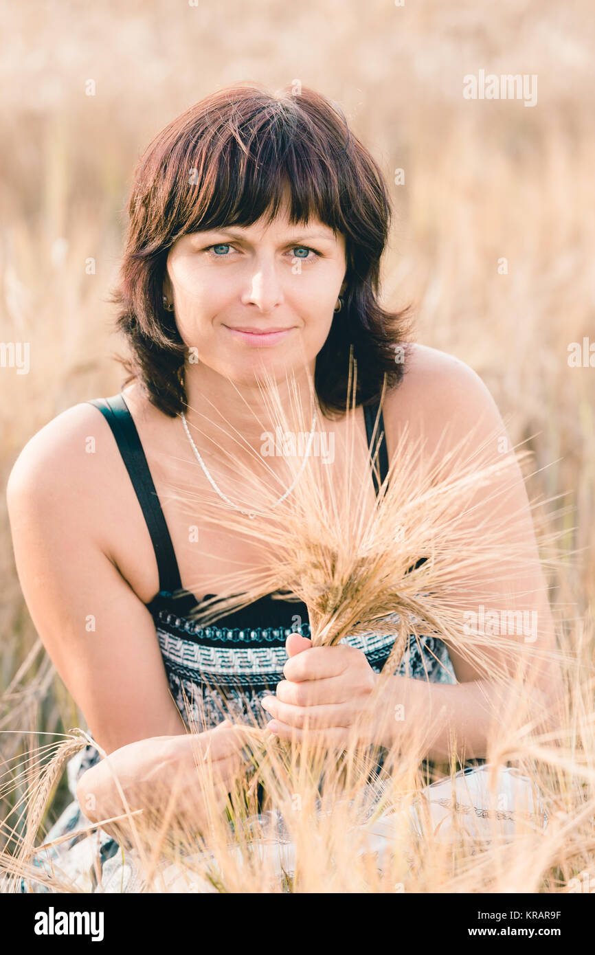 Champ d'orge en femme beauté Banque D'Images