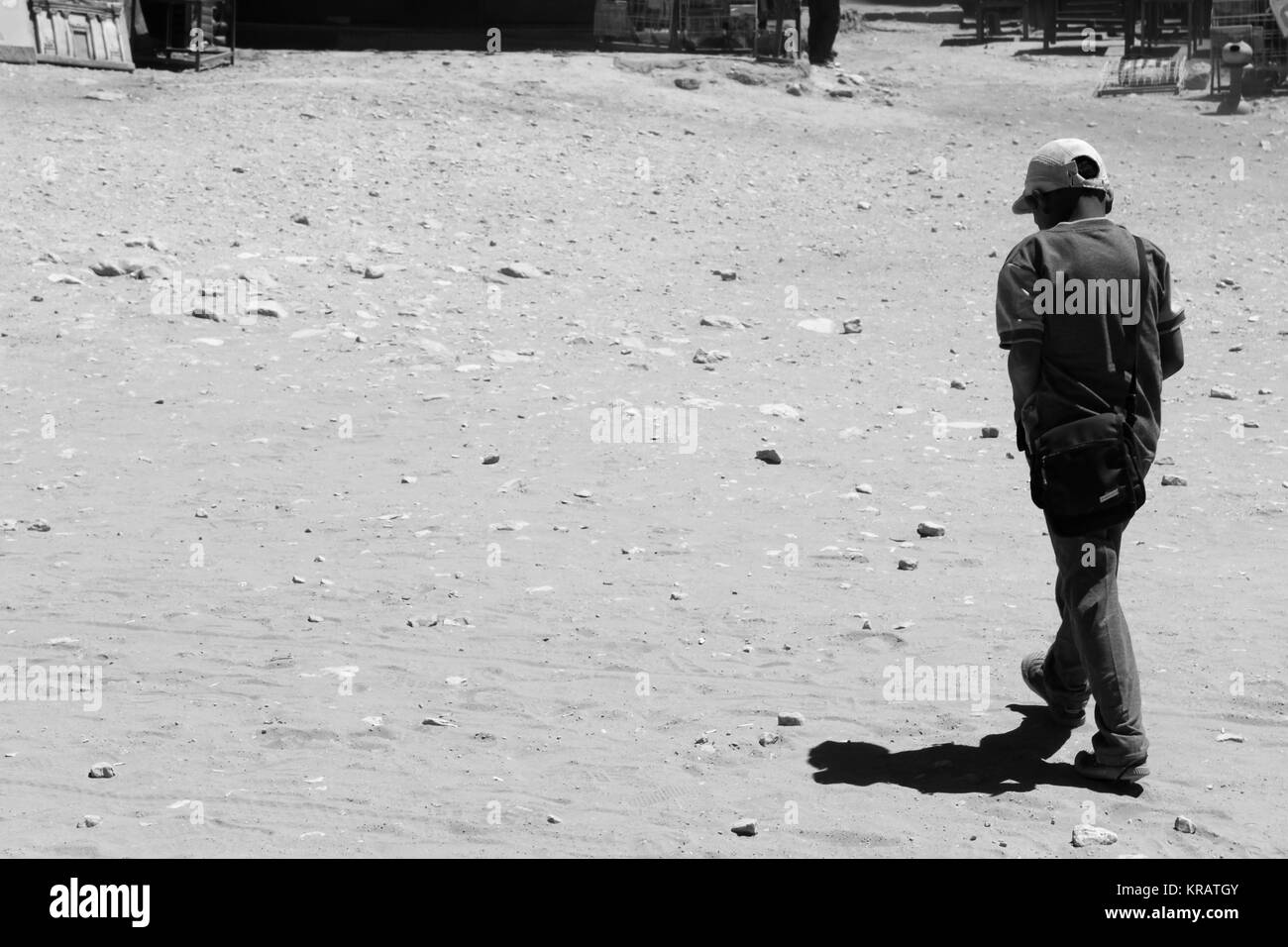 Enfant triste à Petra - 20/05/2017 - Jordanie / Amman - Sguardi Aridi par Ali Raffaele Matar tourné en mai 2017 - destin sans espoir d'enfants du désert Banque D'Images
