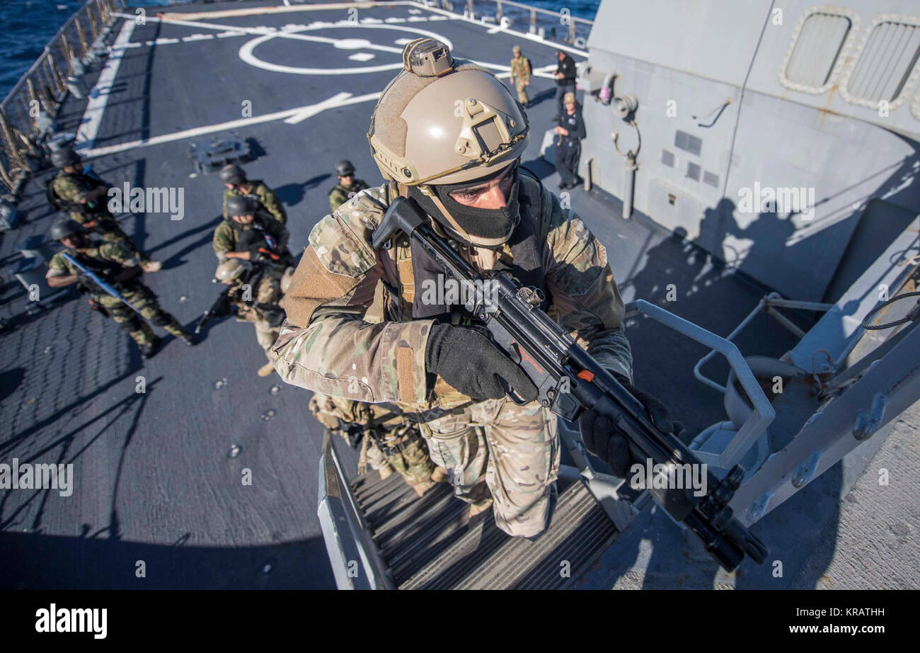 Mer (Dec. 12, 2017) - Un membre des Forces Armées de Malte grimpe une échelle à bord de la classe Arleigh Burke destroyer lance-missiles USS Carney (DDG 64), au cours d'une visite, un conseil, une perquisition et saisie de l'exercice, le 12 décembre 2017. Carney, l'avant-déployé à Rota, en Espagne, est sur sa quatrième patrouille dans la sixième flotte américaine zone d'opérations à l'appui des alliés et partenaires, et les intérêts de sécurité nationale des États-Unis en Europe. (U.S. Navy Banque D'Images