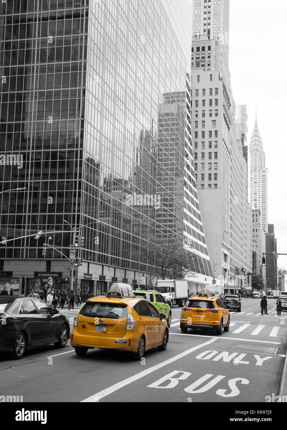 Les taxis jaunes à Manhattan New York Image en noir et blanc mais avec les taxis en jaune Banque D'Images