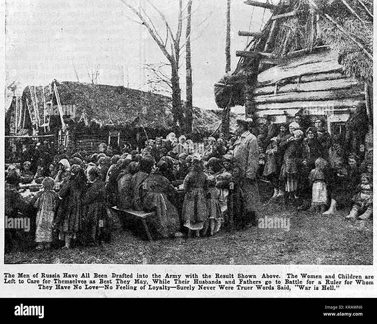 La Première Guerre mondiale photographie - Un magazine de la PREMIÈRE GUERRE MONDIALE photographie montrant les familles de soldats russes qui auraient été laissés pour faire face à leurs propres Banque D'Images