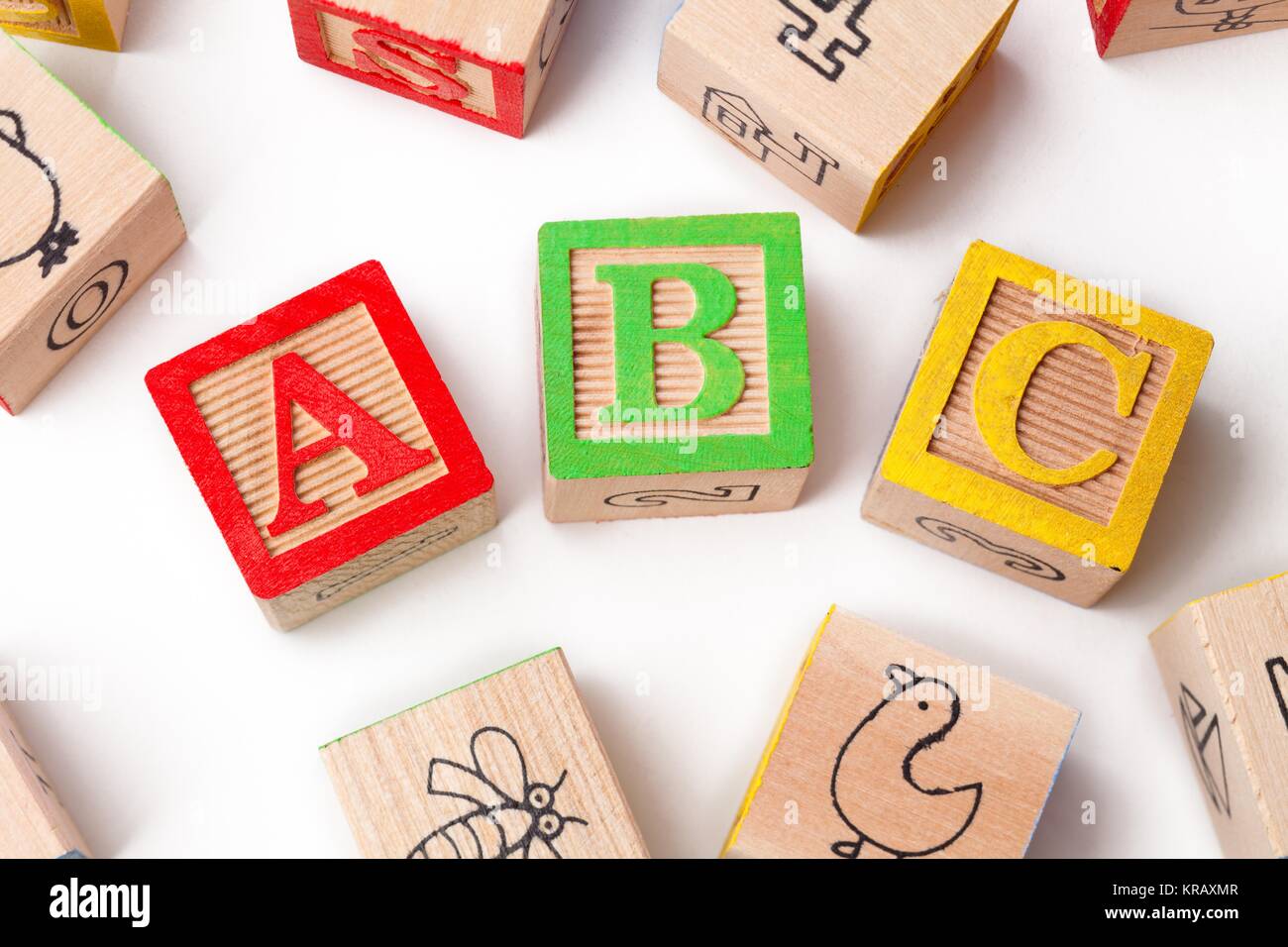 Abc cubes jouant sur fond blanc Banque D'Images