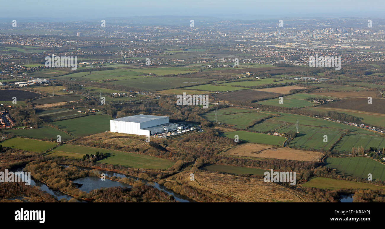 Vue aérienne de Newcold cold storage géant & Leeds en arrière-plan, UK Banque D'Images