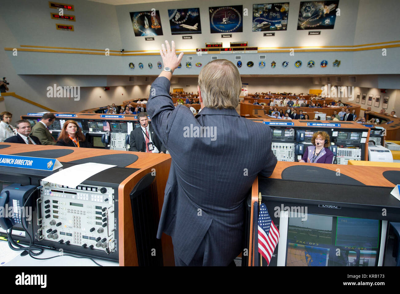 Lancement de la NASA Michael Directeur Leinbach félicite l'équipe de lancement dans le centre spatial Kennedy de la NASA tirant quatre prix de la lancer Control Center (LCC) peu après la navette spatiale Atlantis, STS-135, lancée le vendredi 8 juillet 2011, à Cap Canaveral, en Floride, le lancement d'Atlantis, STS-135, est le dernier vol du programme de la navette, une mission de 12 jours vers la Station spatiale internationale. Crédit photo : NASA/Bill Ingalls) Centre de contrôle de lancement STS-135 Banque D'Images