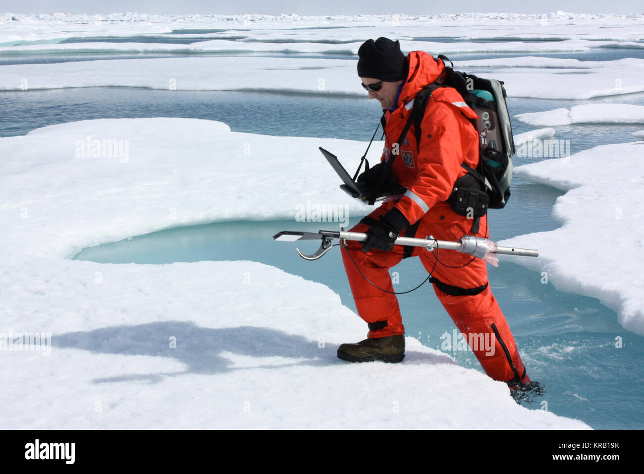 Le 10 juillet 2011, Don Perovich, de Cold Regions Research and Engineering Laboratory, manœuvre par le biais de la collecte de données optique mares de fonte le long de la manière de se faire une idée de la quantité de lumière solaire réfléchie par la glace de mer et étangs fondre dans la mer de Chukchi. Paysage de la mission, ou "Impact des changements climatiques sur les écosystèmes et la chimie de l'environnement Arctique Pacifique' de la NASA, est de deux ans d'enquête embarqués pour étudier comment l'évolution des conditions dans l'Arctique ont une incidence sur la chimie de l'océan et les écosystèmes. L'essentiel de la recherche a lieu dans les mers de Beaufort et des Tchouktches en été 2010 et 2011. Credit : Banque D'Images