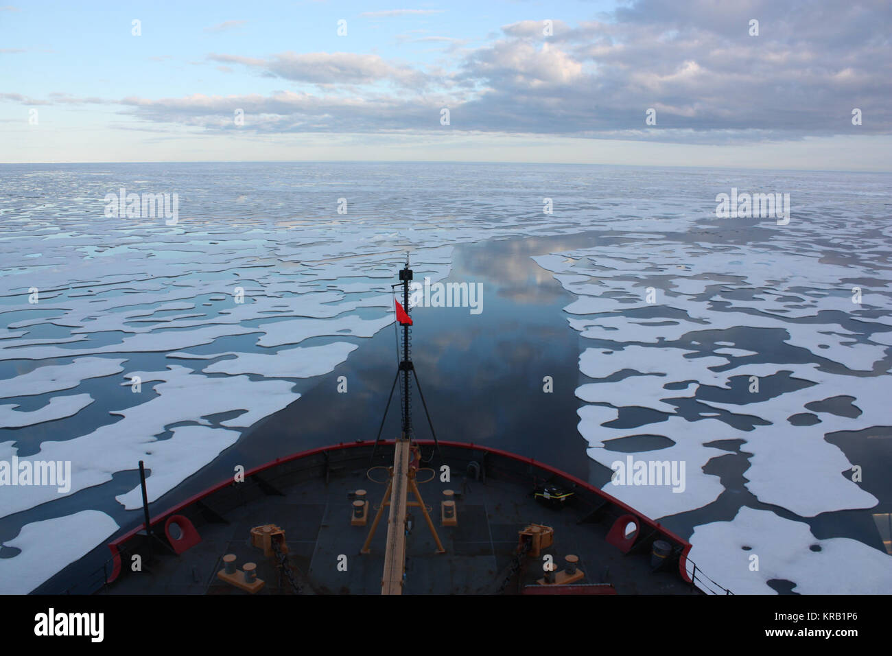 Les scientifiques à bord du garde-côte américain Healy dans la mer de Beaufort, au nord-est de Barrow, en Alaska, le mission¹s a permis de recueillir des données sur la glace de mer et le sud le 20 juillet 2011, par l'intermédiaire de la glace mince et, en définitive, de l'océan ouvert. Paysage de la mission, ou "Impact des changements climatiques sur les écosystèmes et la chimie de l'environnement, de l'Arctique Pacifique' est une enquête à bord de la NASA pour étudier comment l'évolution des conditions dans l'Arctique ont une incidence sur la chimie de l'océan et les écosystèmes. L'essentiel de la recherche a eu lieu dans les mers de Beaufort et des Tchouktches en été 2010 et 2011. Credit : NASA/Kathryn Hansen Banque D'Images