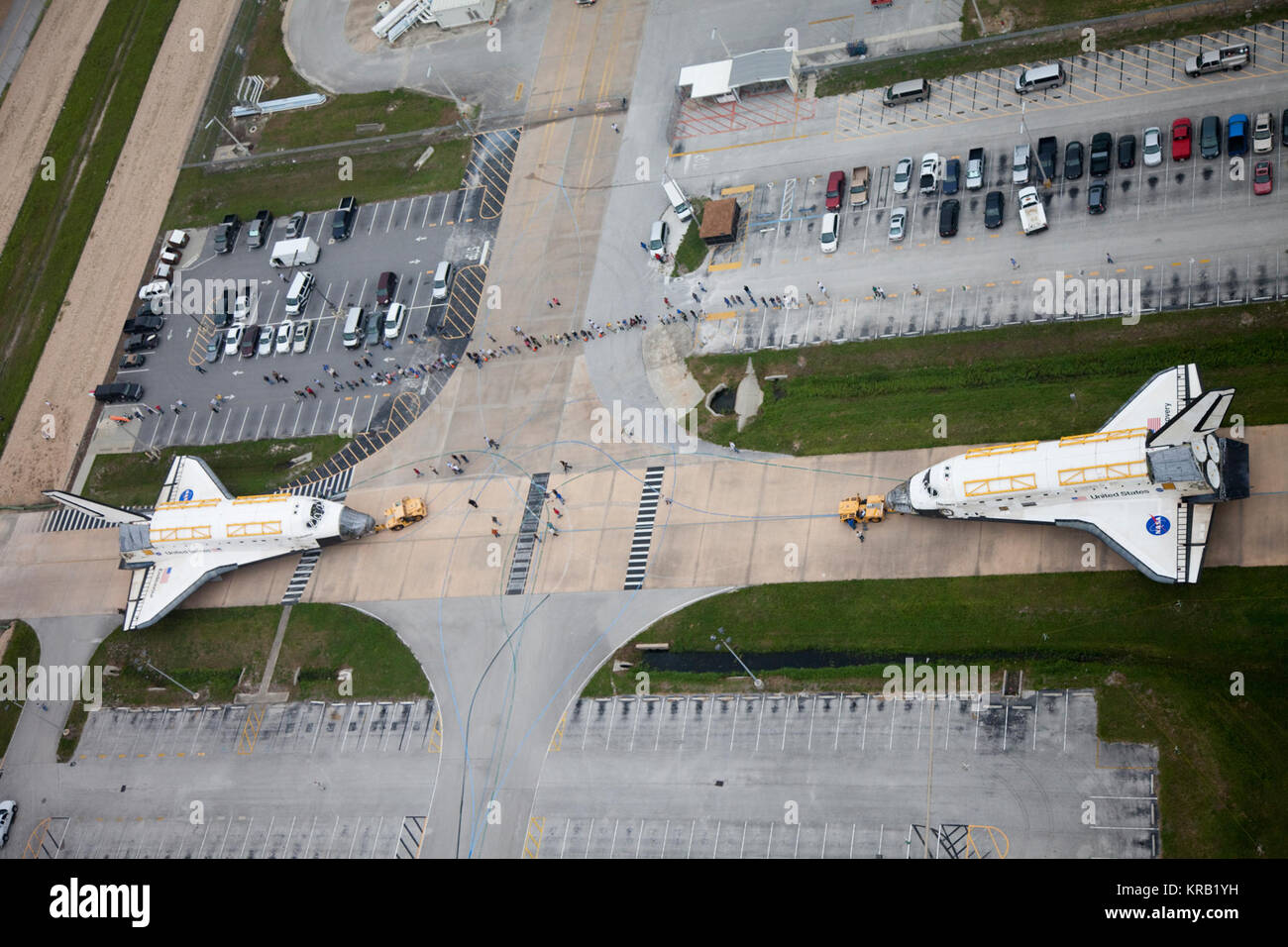 Les navettes Endeavour et Discovery nez à nez Banque D'Images