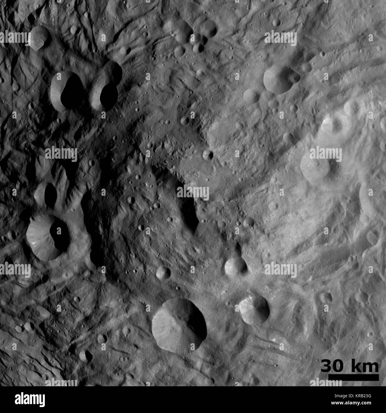 Monticule Central au Pôle Sud sur l'astéroïde Vesta image de NASA's Dawn sonde 14f2 311811321 détail Banque D'Images