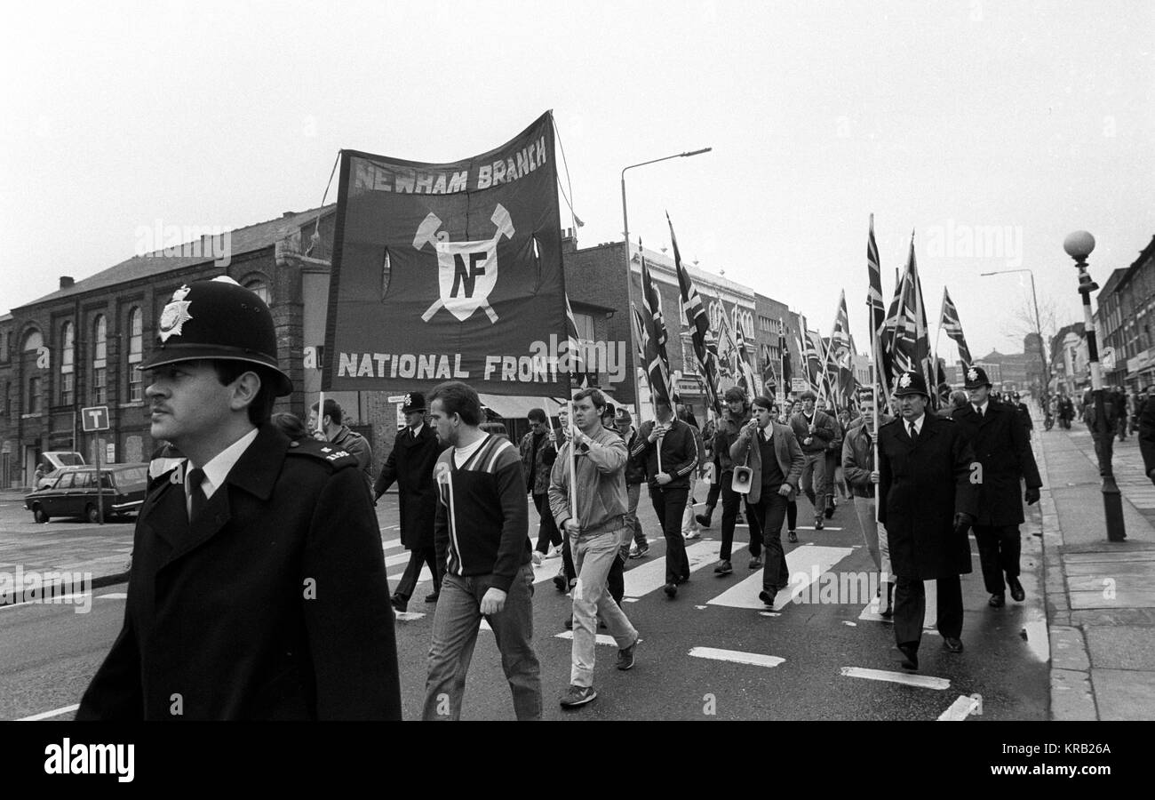 Les partisans du Front National afficher un drapeau de l'Union européenne tandis que la police de surveiller la marche par des sympathisants républicains irlandais à Londres. Banque D'Images