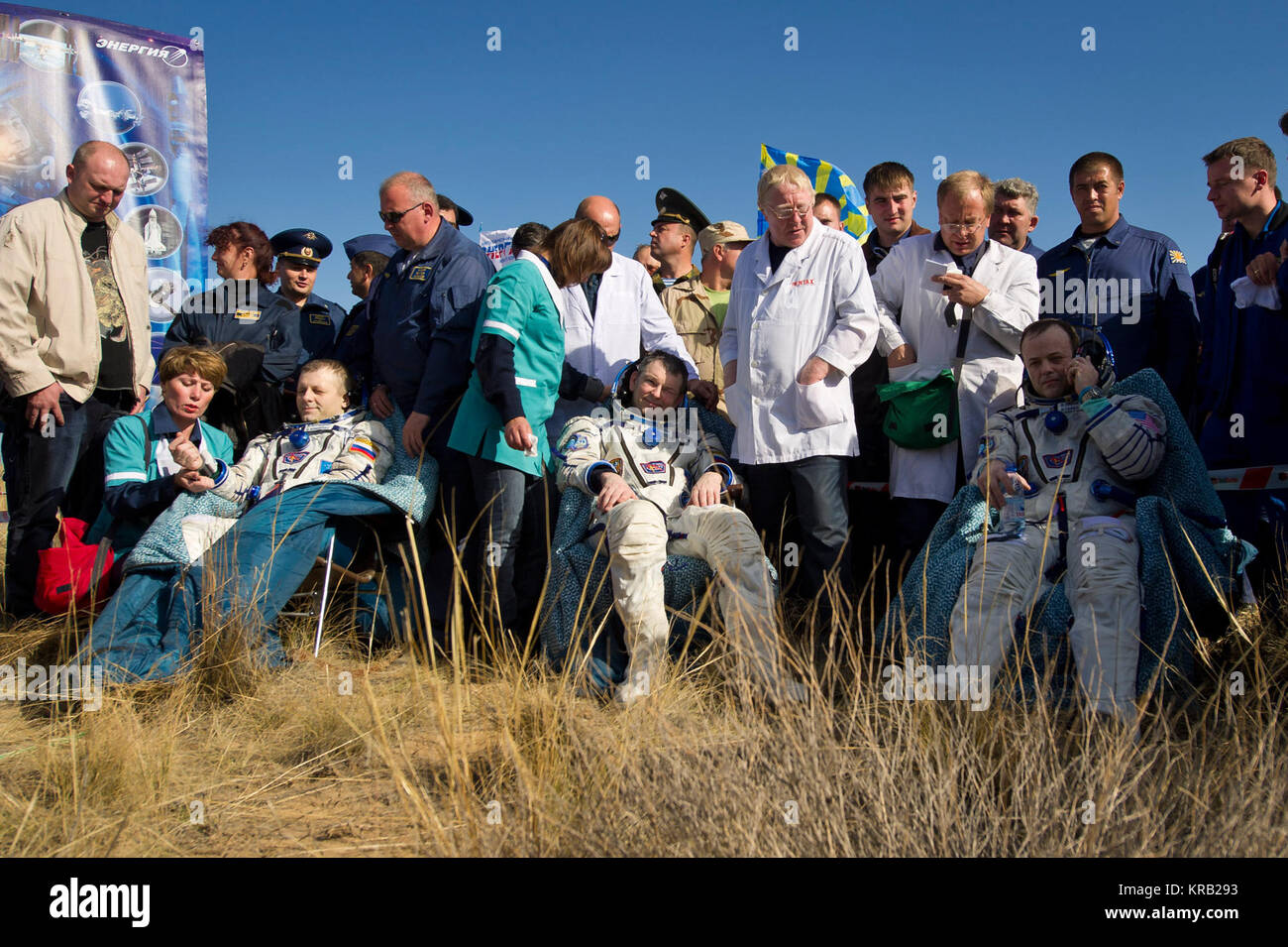 Le commandant de l'expédition 28 Andrey Borisenko, gauche, les ingénieurs de vol Alexander Samokutyaev, centre, et Ron Garan, s'asseoir dans des chaises à l'extérieur de la capsule Soyouz à quelques minutes après leur arrivée dans une région isolée à l'extérieur de la ville de Zhezkazgan, le Kazakhstan, le vendredi 16 septembre, 2011. L'astronaute de la NASA Garan, cosmonautes russes Borisenko et Samokutyaev reviennent de plus de cinq mois à bord de la Station spatiale internationale où ils ont servi en tant que membres de l'Expédition 27 et 28 équipes. Crédit photo : NASA/Bill Ingalls) l'équipage du Soyouz TMA-21 après l'atterrissage Banque D'Images