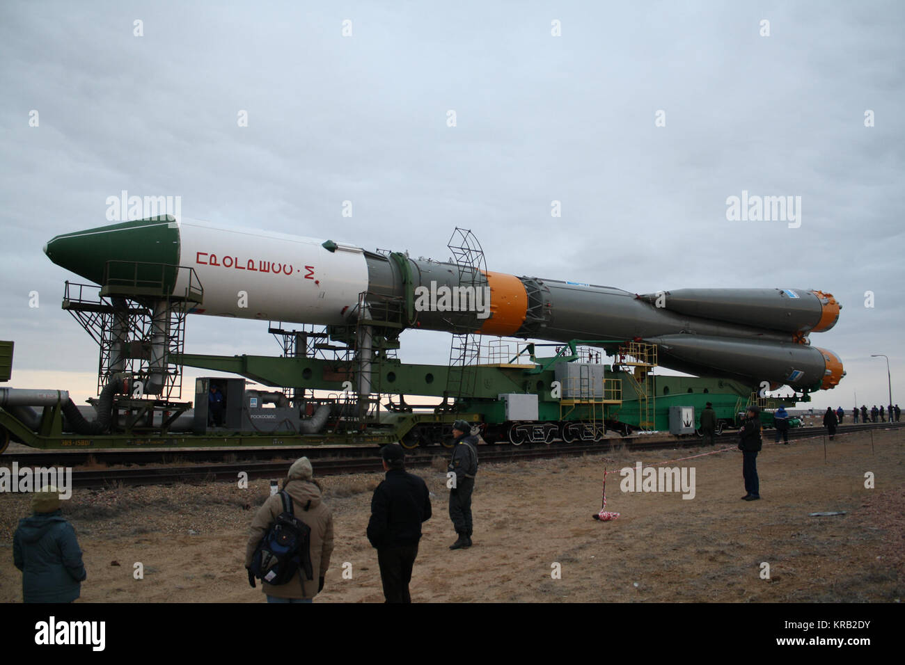 Au Cosmodrome de Baïkonour au Kazakhstan, le booster de la fusée Soyouz et son progrès ISS 45 cargo craft roulé à la plateforme de lancement en temps froid le 28 octobre 2011 en préparation du lancement le 31 octobre pour envoyer le satellite russe véhicule de ravitaillement de la Station spatiale internationale. Le lancement sera le premier pour cette configuration de la fusée Soyouz depuis le troisième stade d'une panne moteur en vol le 24 août qui a entraîné la perte de la cargaison précédente, le progrès pour le progrès de l'ISS 44. 45 Les progrès de l'ISS est chargé avec près de trois tonnes de nourriture, de carburant et de fournitures pour les résidents o Banque D'Images