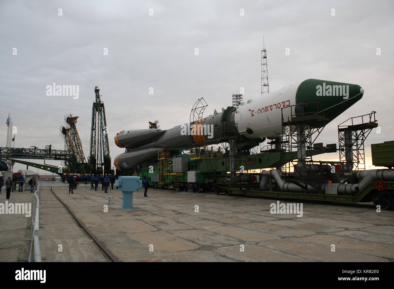 Au Cosmodrome de Baïkonour au Kazakhstan, le booster de la fusée Soyouz et son progrès ISS 45 cargo craft roulé à la plateforme de lancement en temps froid le 28 octobre 2011 en préparation du lancement le 31 octobre pour envoyer le satellite russe véhicule de ravitaillement de la Station spatiale internationale. Le lancement sera le premier pour cette configuration de la fusée Soyouz depuis le troisième stade d'une panne moteur en vol le 24 août qui a entraîné la perte de la cargaison précédente, le progrès pour le progrès de l'ISS 44. 45 Les progrès de l'ISS est chargé avec près de trois tonnes de nourriture, de carburant et de fournitures pour les résidents o Banque D'Images