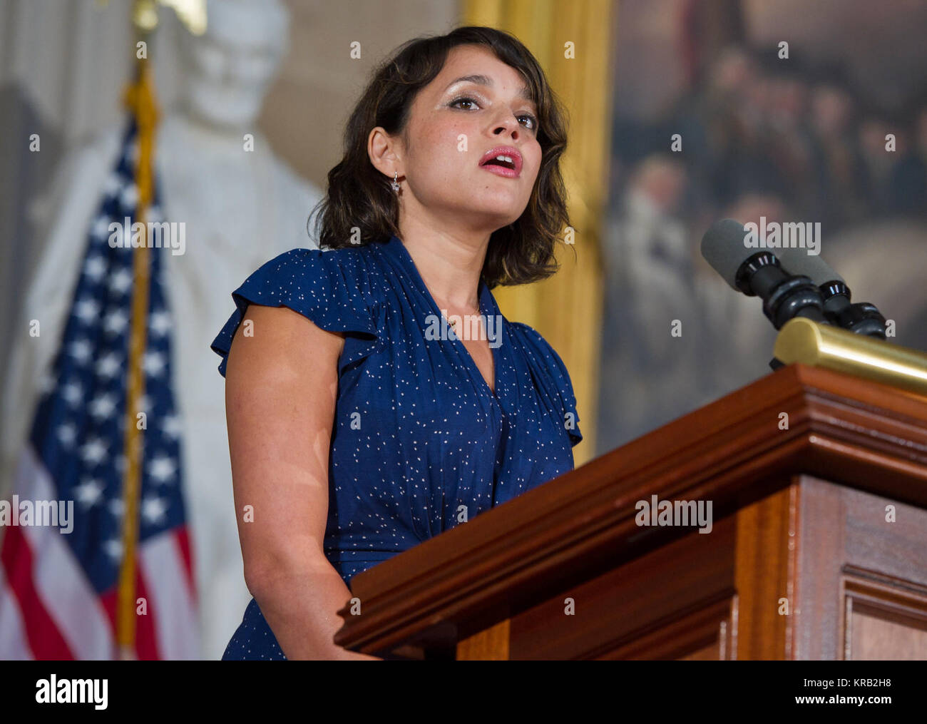 Grammy Award Winning singer/songwriter Norah Jones chante 'America The Beautiful' au cours d'une cérémonie en l'honneur de la médaille d'or du Congrès américain Apollo 11 astronautes Neil Armstrong, Buzz Aldrin et Michael Collins, aux côtés de John Glenn, le premier Américain en orbite autour de la terre, dans la rotonde au Capitole, le mercredi, 16 novembre 2011, à Washington. La Médaille d'or est un prix décerné par le Congrès et est, avec la médaille présidentielle de la liberté, la plus haute distinction civile aux États-Unis. La décoration est décernée à une personne qui effectue un acte de vente ou de service Banque D'Images