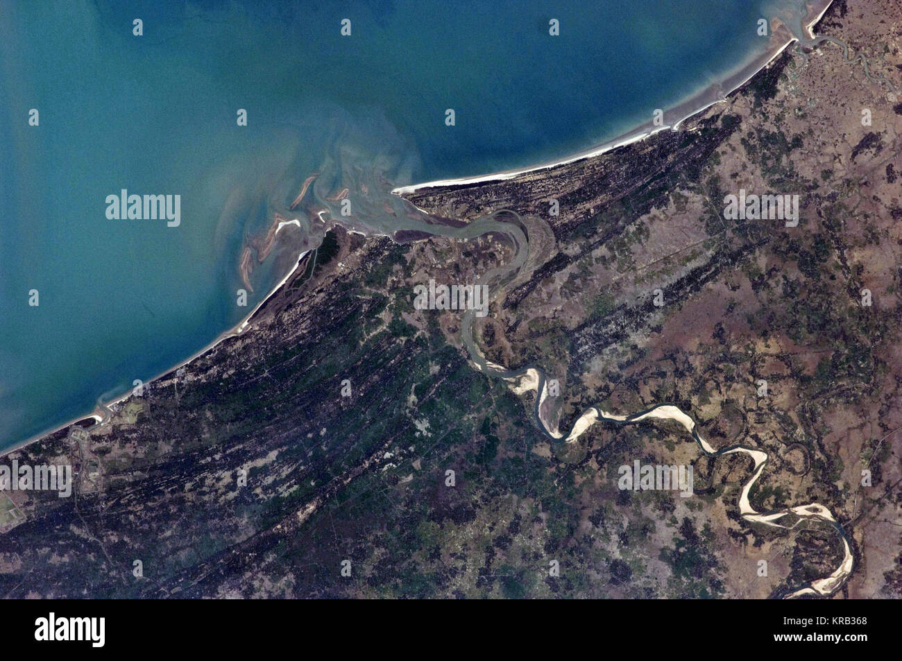 L'imagerie par satellite de delta du fleuve sur des crêtes de plage et Banque D'Images